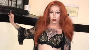 Părinţi scandalizaţi de invitatul adus de şcoală pentru a le vorbi copiilor: Un travestit cunoscut în mediul online pentru activităţile dedicate adulţilor 