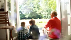 Proiect prin care bunicii care îşi îngrijesc nepoţii primesc indemnizaţie, aprobat tacit de Senat