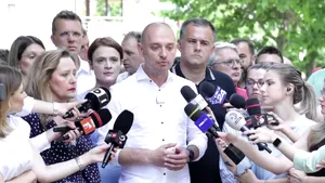 Protest USR la Biroul Electoral Sector 2.La protest este prezentă şi Elena Lasconi