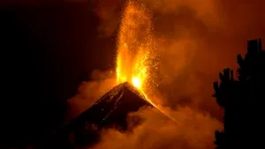 Peste 700 de persoane evacuate din cauza erupției vulcanului Fuego din Guatemala