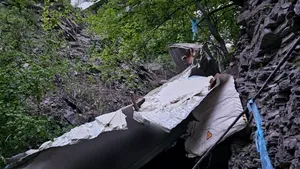 TIR prăbușit 130 de metri în râpă lângă Sinaia
