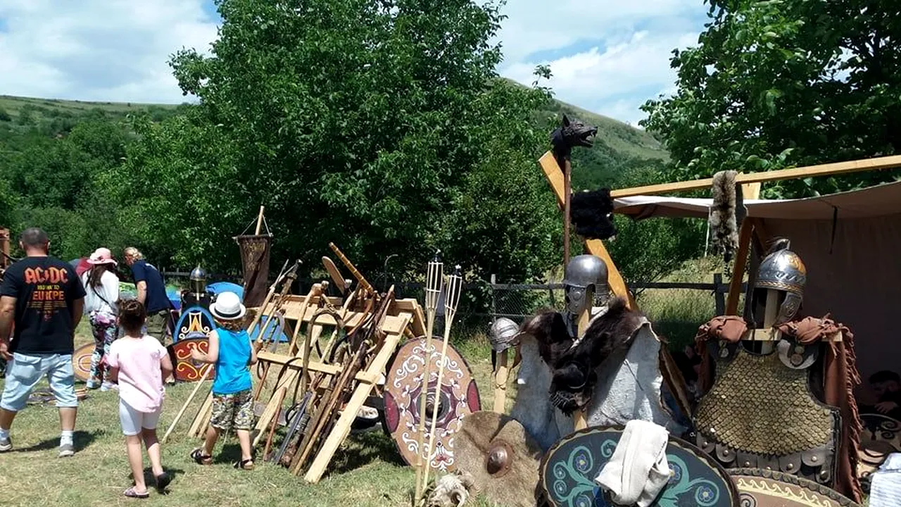GALERIE FOTO Aproape 200 de daci, romani şi gladiatori reînvie istoria şi legendele cetăţilor dacice din Alba 