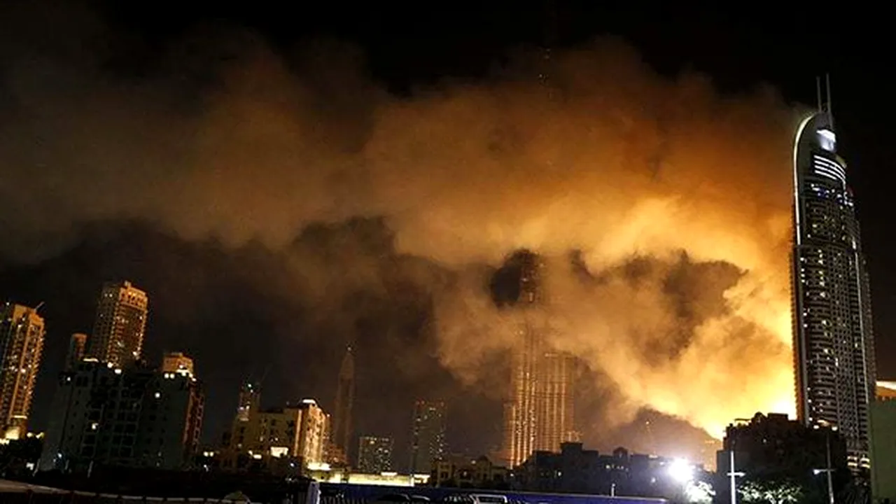 Incendiu de proporţii la două turnuri locuite într-un complex din Emiratele Arabe Unite - VIDEO
