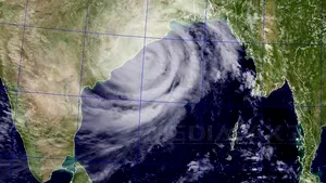 Ciclonul Phailin a atins coasta de est a Indiei, provocând cinci morţi