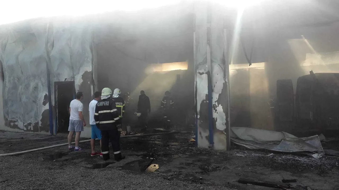 Incendiu puternic la Adjud: O hală în care se află autoturisme a luat foc
