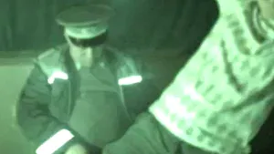 Poliţist clujean filmat în timp ce dormea şi era ridiculizat de tineri dintr-o discotecă - VIDEO