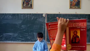 Icoanele rămân în şcoli, prezenţa lor este legală