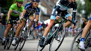 Şase ciclişti de top, accidentaţi de o maşină în timpul antrenamentelor