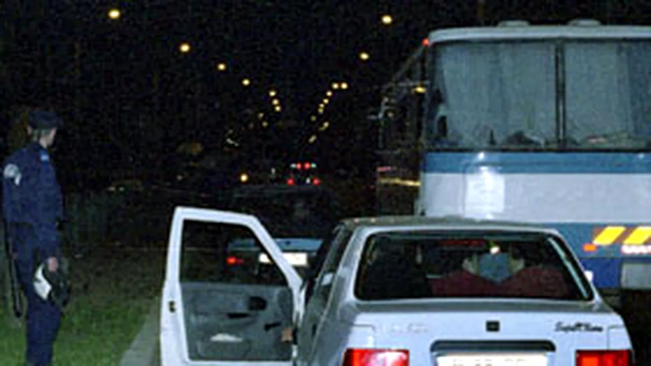 Pasagerii unui autocar sosit din Spania, atacaţi de jucători de 