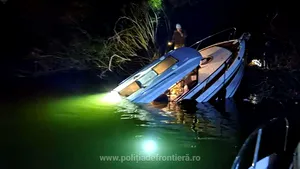 Trei turişti în pericol de înec, pe braţul Chilia. Au fost salvaţi dintr-o ambarcaţiune pe jumătate scufundată