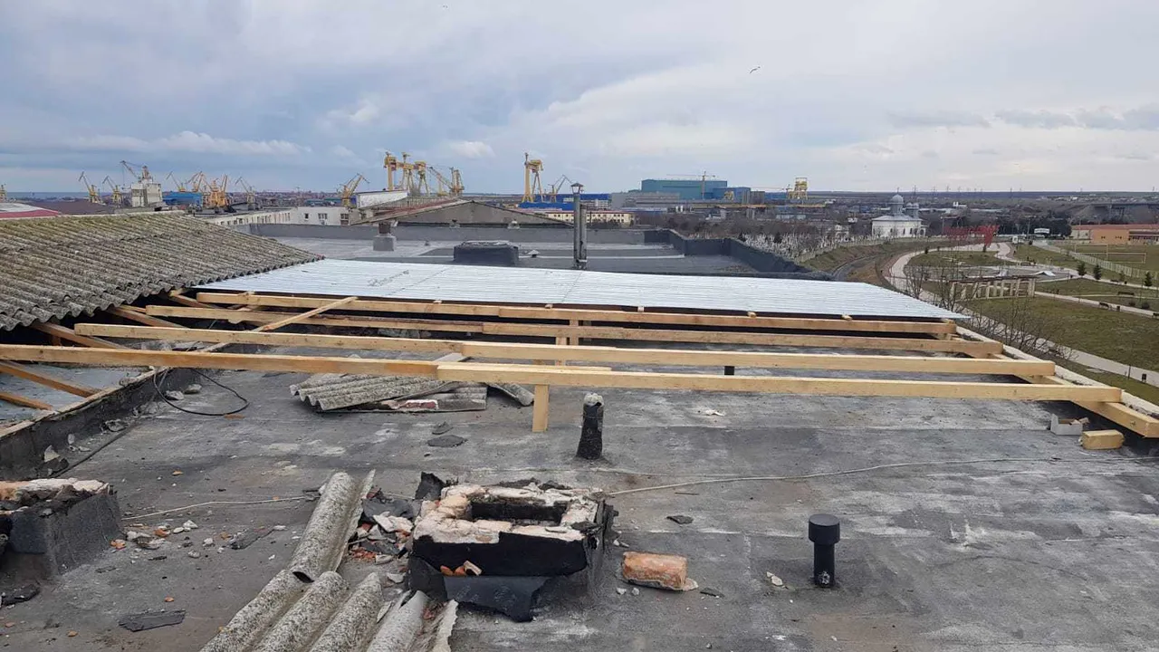 Acoperişul unui bloc din Mangalia a fost smuls de vântul puternic | VIDEO, FOTO