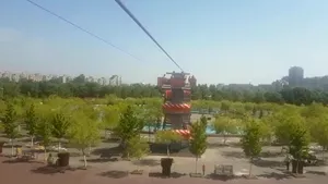 VIDEO | Cea mai lungă tiroliană din Capitală a fost inaugurată în parcul Orăşelul Copiilor 