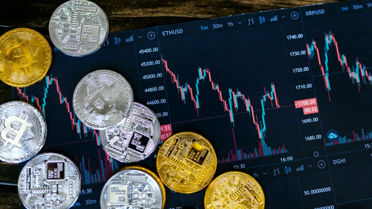 Fermă clandestină de criptomonede cu peste 400 de echipamente, într-o clădire dezafectată din Satu Mare: a consumat electricitate de 7 milioane de lei în 9 luni