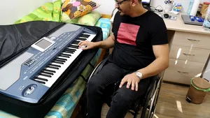 Lecţie de viaţă de la doi studenţi în scaun cu rotile, de la Universitatea Tehnică din Cluj-Napoca: „Dacă ai voinţă, poţi” - FOTO