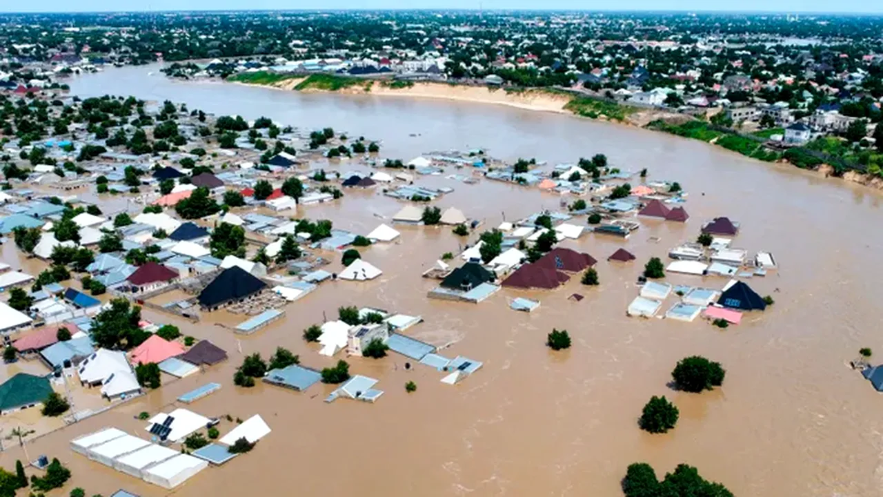 Inundaţii catastrofale în Nigeria: sute de mii de sinistraţi, comunităţi distruse, evadări în masă