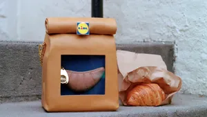 Lidl şi un designer de renume lansează o geantă croissant în scop caritabil
