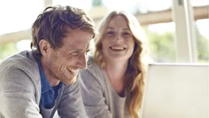 Persoanele care îşi cunosc partenerii pe internet au mai multe şanse să aibă o căsnicie fericită