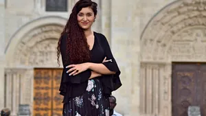 O româncă de etnie romă, absolventă a Universităţii Sorbona, candidează pentru un loc în Senatul Franţei. Povestea Aninei Ciuciu