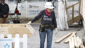 FOTO | Jimmy Carter, fost preşedinte american, spitalizat în Canada, după ce toată săptămâna a ajutat la construirea unor case, la un eveniment caritabil