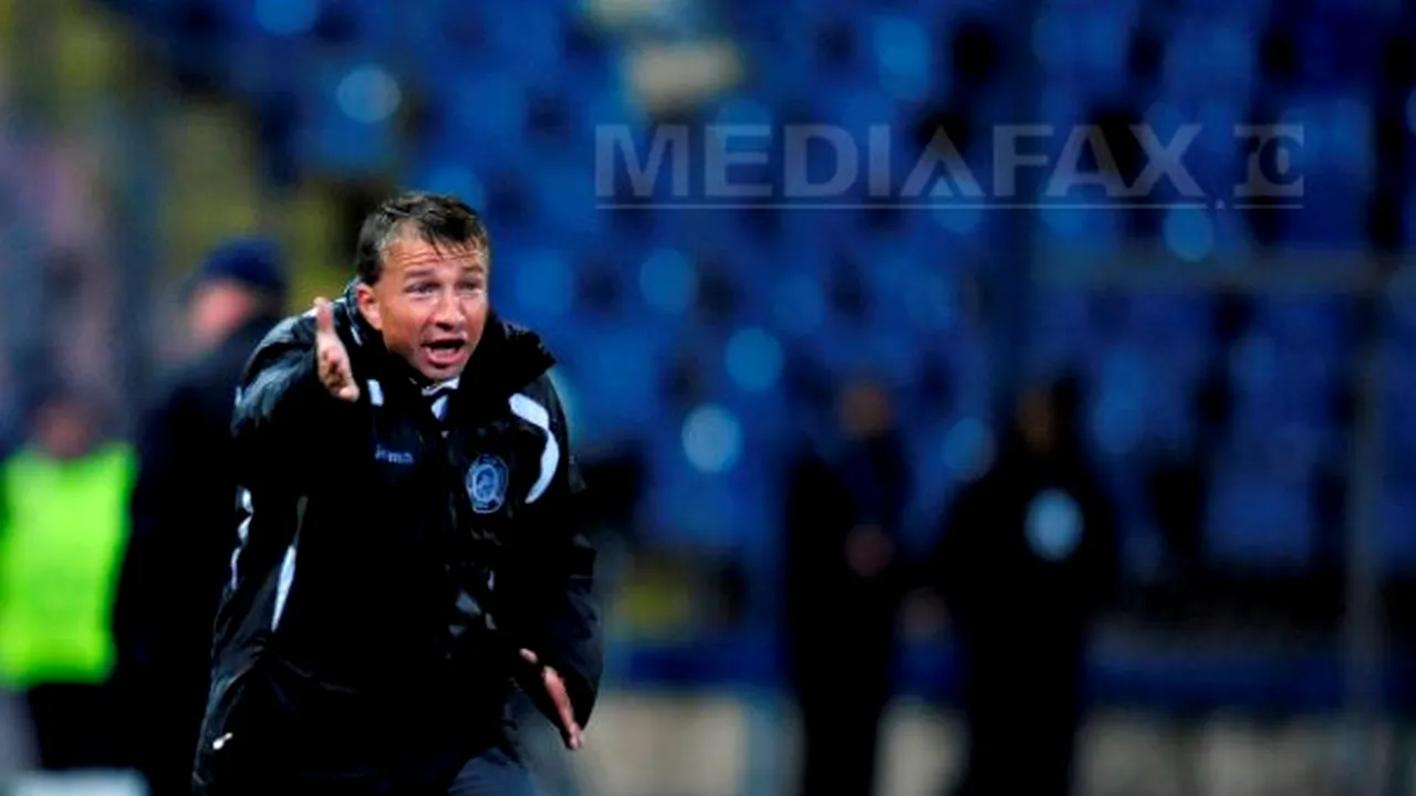 INCIDENT ŞOCANT: Meciul Dinamo Moscova - Zenit a fost suspendat. Portarul echipei pregătite de Dan Petrescu, lovit de o petardă