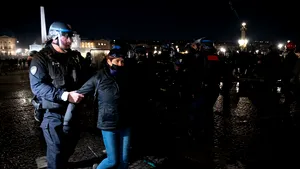 Zeci de protestatari, reţinuţi la Paris în urma confruntărilor cu forţele de ordine 