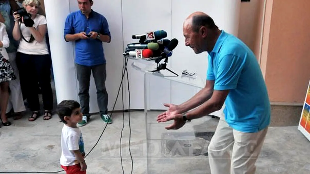 Băsescu a luat în braţe un copil la conferinţa de presă - FOTO