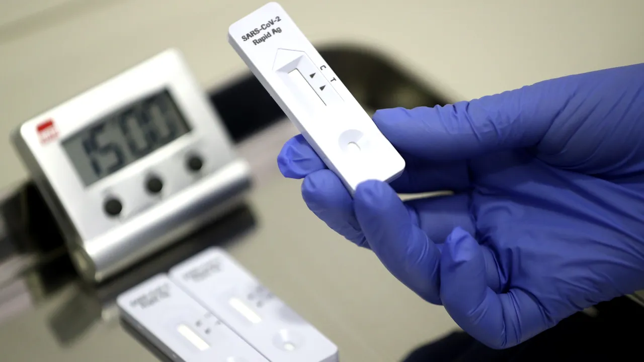 Germania a experimentat intrarea la coafor, muzee sau magazine cu test antigen COVID