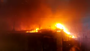 Incendiu la mai multe barăci în Medgidia. Opt autospeciale intervin pentru stingerea focului
