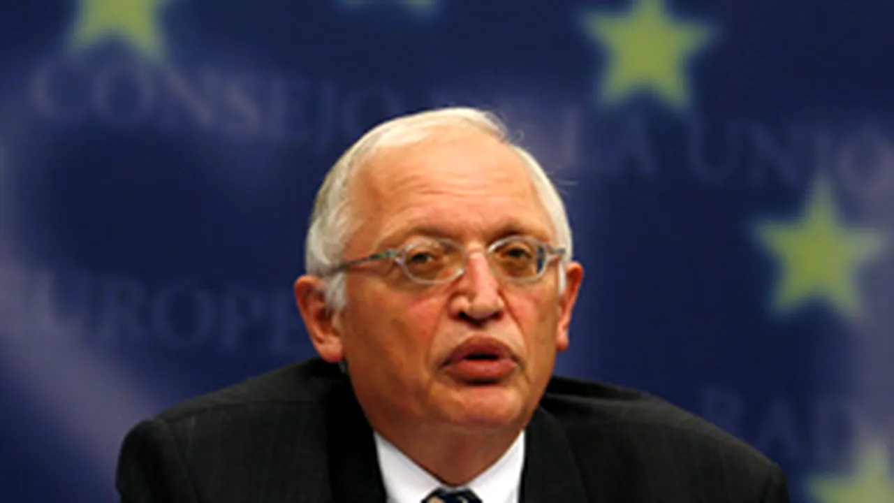 Verheugen vrea repartizarea echitabilă a obligaţiilor producătorilor auto privind emisiile de carbon