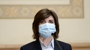 Ministrul Educaţiei, Monica Anisie, anunţă eliminarea tezelor şi înlocuirea lor cu evaluări sumative. Măsuri pentru copiii fără acces la internet