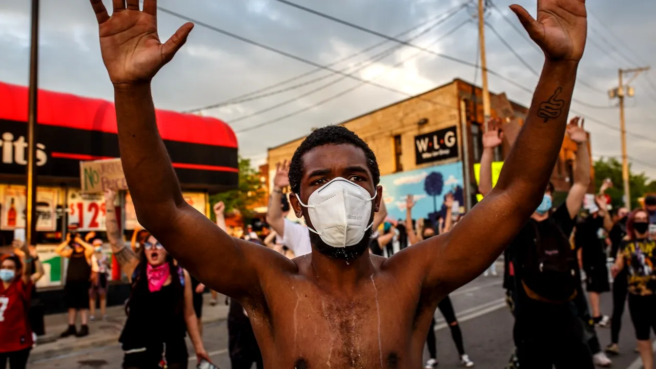 Noi proteste violente în Minneapolis, în urma uciderii unui bărbat de culoare de către un poliţist