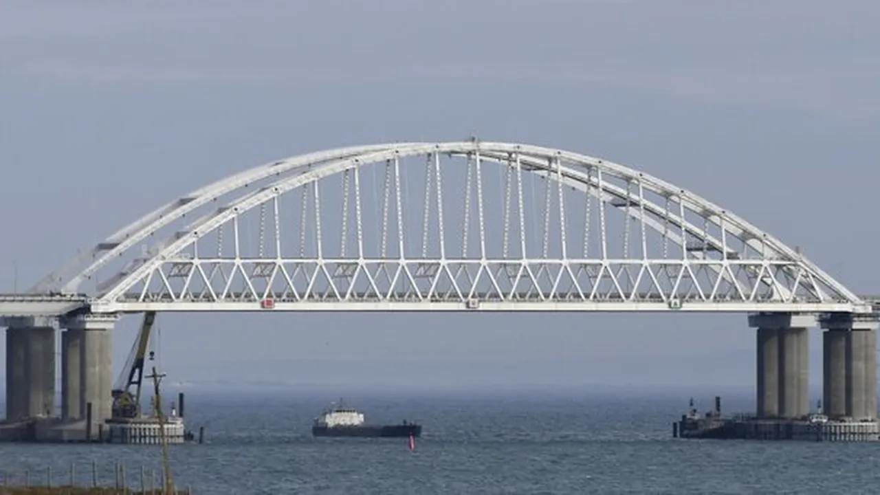 Trafic record pe podul care leagă Crimeea de Rusia. Oamenii încearcă să părăsească peninsula