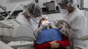 Mergi cu încredere la dentist. Stomatologii au cel mai mic risc de îmbolnăvire de COVID