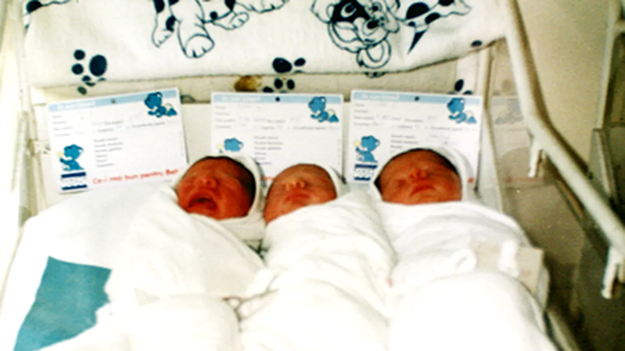 Tripleţi abandonaţi de mama lor în Maternitatea din Drobeta Turnu Severin vor fi daţi spre adopţie