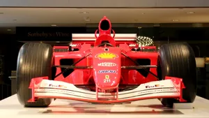 Maşina Ferrari a lui Michael Schumacher şi automobilul lui Johny Hallyday, scoase la licitaţie