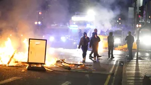 A treia noapte de violențe în orașul nord-irlandez Ballymena. Noi incendieri și ciocniri cu polițiștii