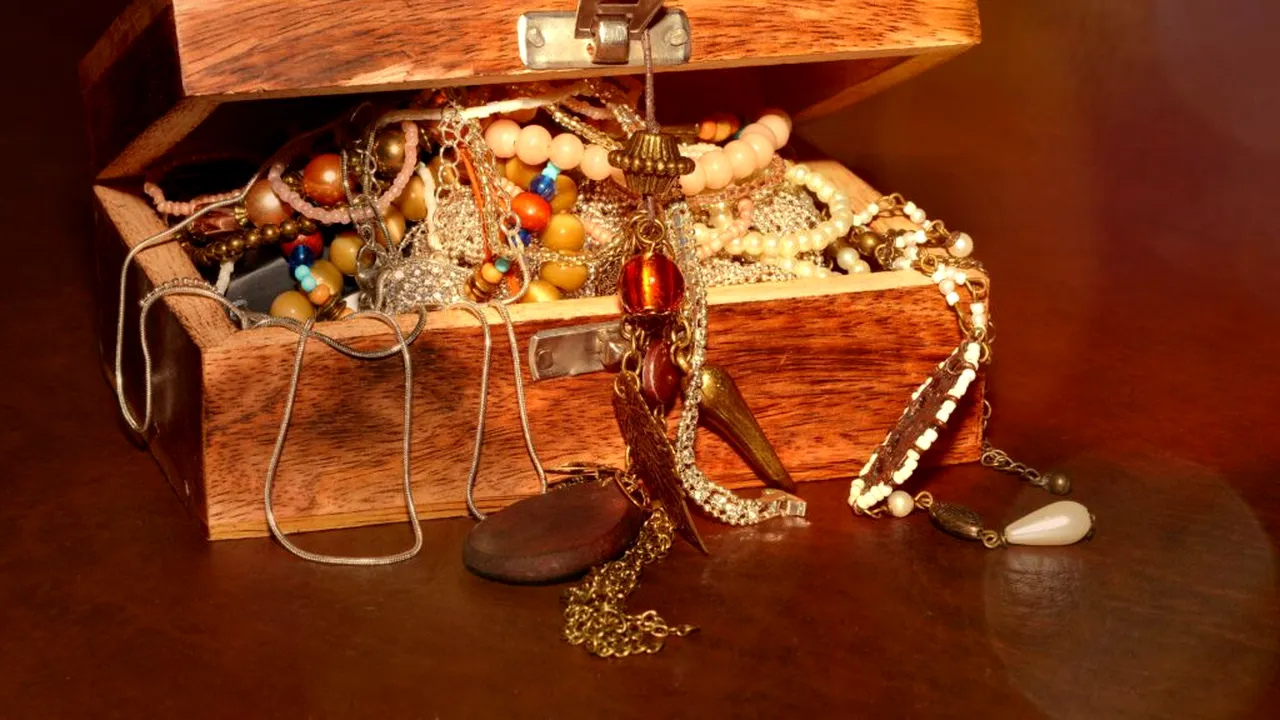 Sute de obiecte din aur îngropate sub o autostradă, descoperite de muncitori în Cehia