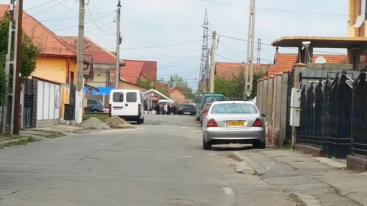 FOTO | Dosar penal pentru o familie de romi, care a întins un cort în stradă, pentru logodna a 2 copii