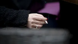 Un şofer a intrat cu maşina pe terasa unui bar din Argeş. Trei persoane sunt rănite