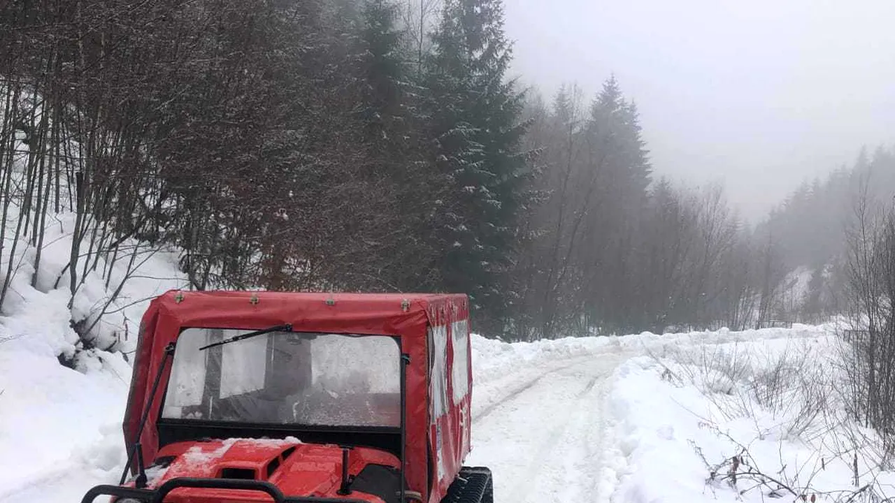 O femeie dintr-un sat izolat din Alba, salvată cu ajutorul unei şenilate