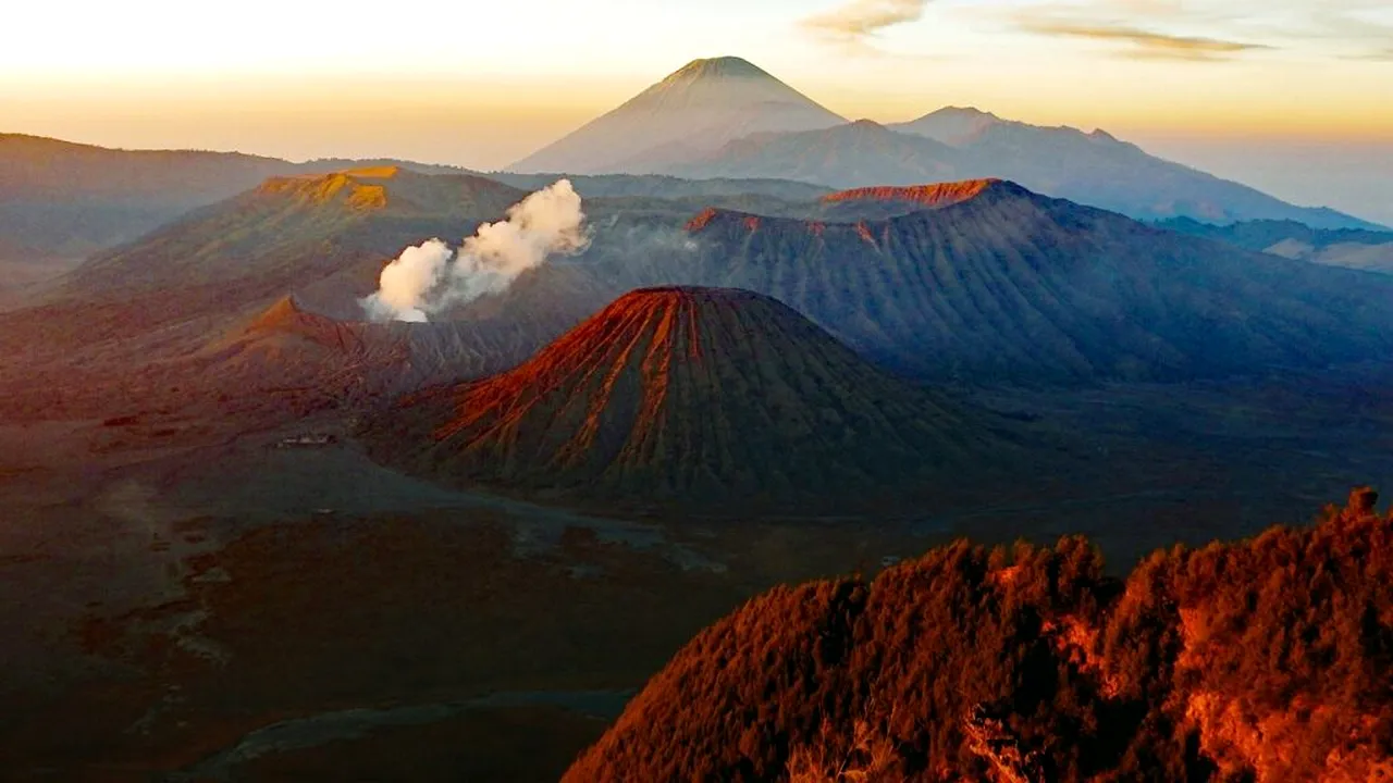 Vulcan activ, în prag de erupție. Autoritățile sunt în stare de alertă