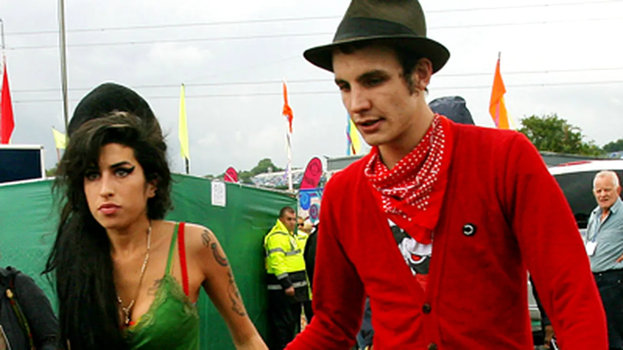 Amy Winehouse a divorţat