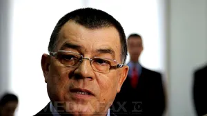 Radu Stroe: Trebuie să ne gândim din nou la suspendarea preşedintelui. Antonescu: Nu iniţiez şi nu solicit declanşarea suspendării 
