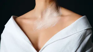 Ceramide și acid hialuronic: de ce pielea uscată de pe corp are nevoie de ambele în rutina zilnică (P)