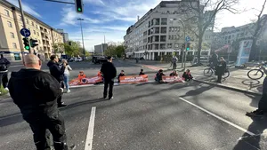 Activiştii pentru climă au blocat zeci de străzi din Berlin lipindu-se de asfalt