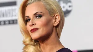 Jenny McCarthy, din nou goală, după aproape 20 de ani, pe coperta revistei Playboy