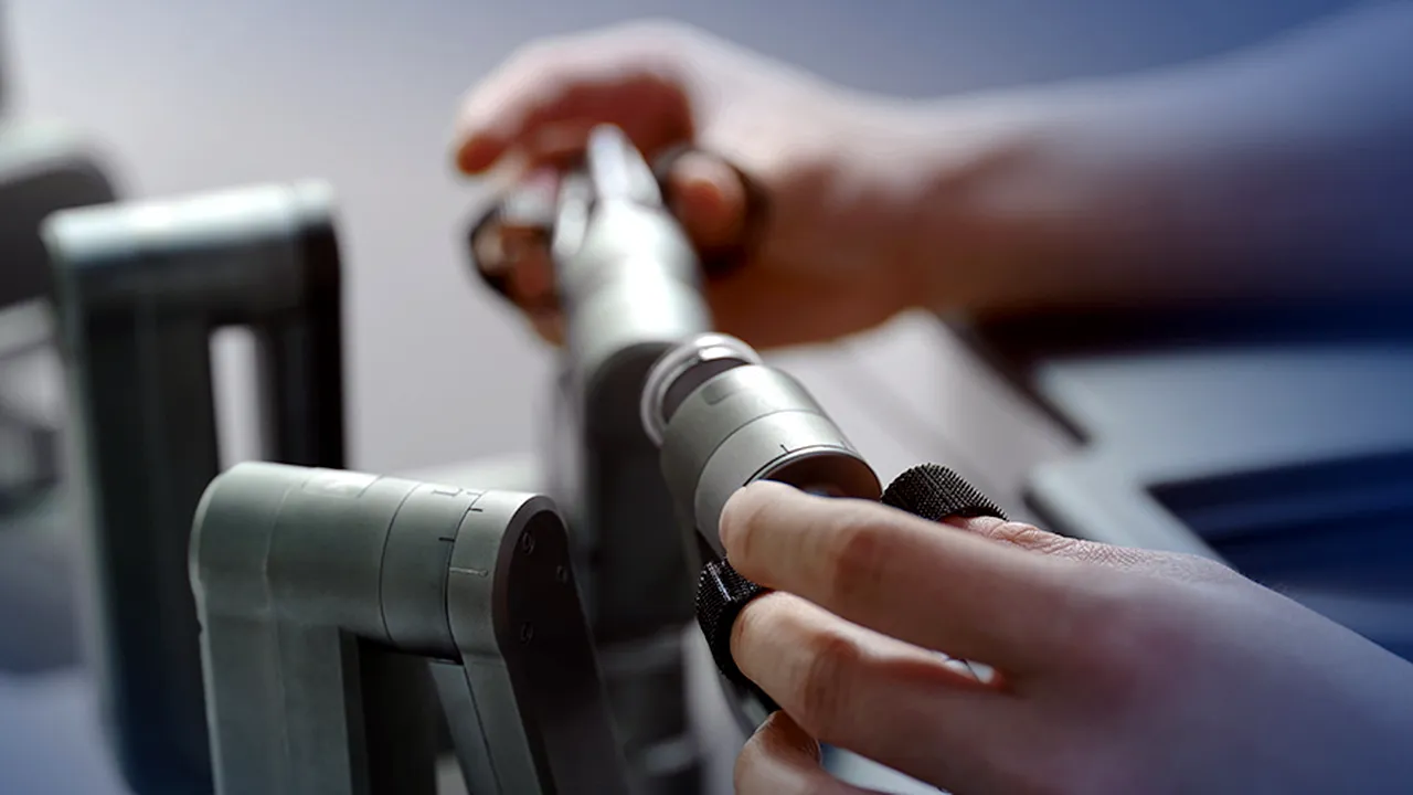 Chirurg din Londra operează un pacient cu cancer de la 2.400 de km distanță