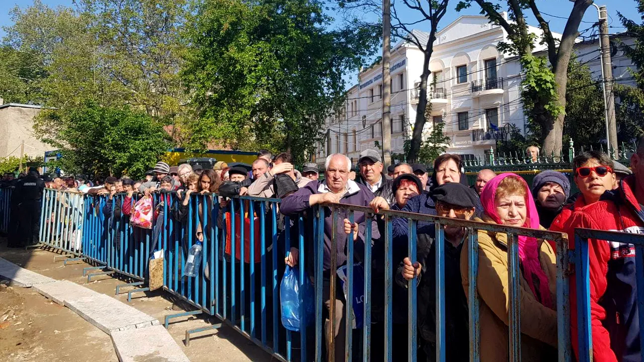 Pelerinaj impresionant de Izvorul Tămăduirii la Biserica „Buna Vestire” din Brăila/ Povestea apei despre care se spune că face minuni | FOTO