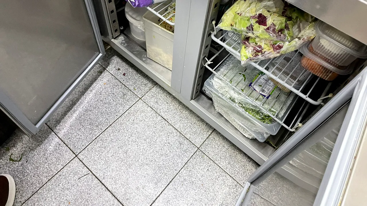 Restaurant din cartierul Drumul Taberei, închis de ANPC: mizerie şi insecte moarte, între nereguli