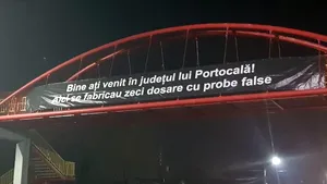 Apariţie NEOBIŞNUITĂ pe o pasarelă de pe DN1: Banner cu mesajul „Bine aţi venit în judeţul lui Portocală”